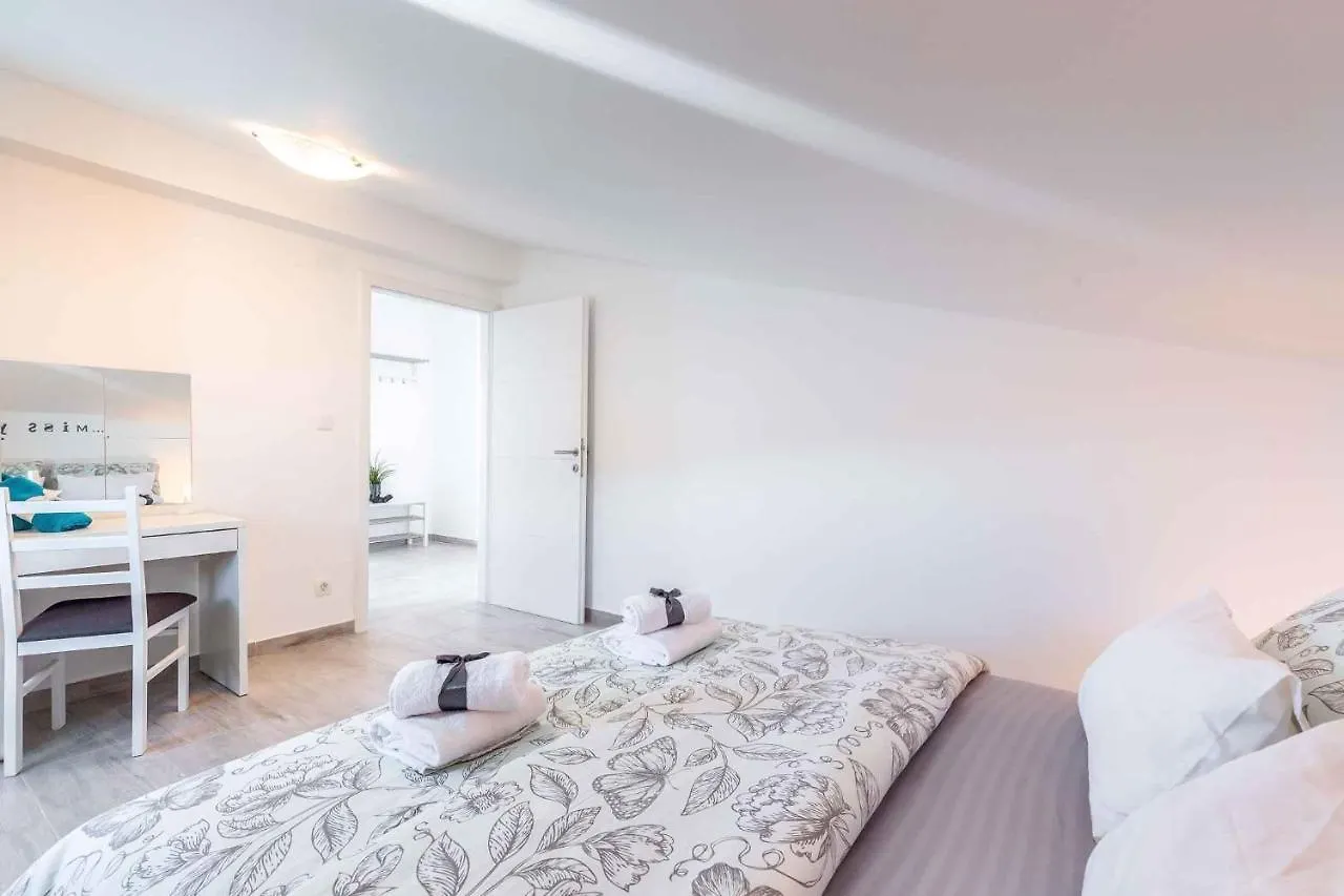 Apartments In Dramalj 36023